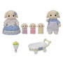 Sylvanian Families Familia Conejo Flora con 2 adultos, 3 trillizos y carrito