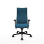 Sillón Albacete con mecanismo Sincro tapizada con Tela color Verde petróleo. Equipado con Base nailon negra, Brazos 1D y Ruedas 65mm nailon