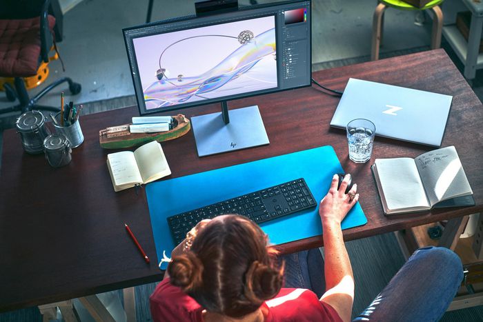 HP Z24m G3 Monitor 60,5 cm (23,8 Pulgadas) QHD USB-C 100W HDR 90 Hz con Webcam 5 MP, Altavoces y Micrófono Integrados - Pantalla sin Bordes para Conferencias y Creatividad
