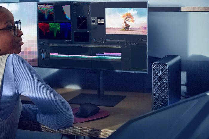 HP Z24m G3 Monitor 60,5 cm (23,8 Pulgadas) QHD USB-C 100W HDR 90 Hz con Webcam 5 MP, Altavoces y Micrófono Integrados - Pantalla sin Bordes para Conferencias y Creatividad