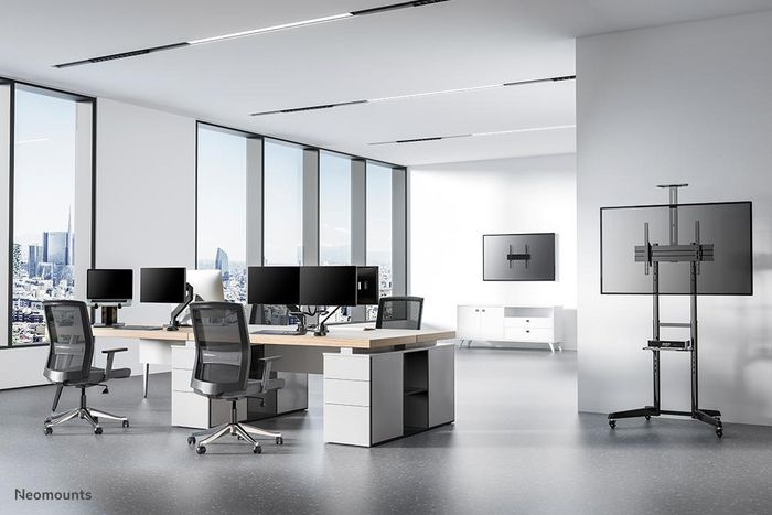 Neomounts FL50-550BL1 Soporte Móvil para Pantalla, Carro con Ruedas para TV/Monitor 37-70", Soporta 50 kg, VESA 100x100-600x400, Incluye Estante, Altura Ajustable - Negro