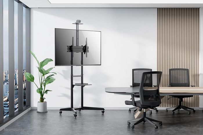 Neomounts FL50-550BL1 Soporte Móvil para Pantalla, Carro con Ruedas para TV/Monitor 37-70", Soporta 50 kg, VESA 100x100-600x400, Incluye Estante, Altura Ajustable - Negro