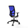 Silla de oficina Motilla con mecanismo Sincro/Traslack tapizada con Tela color Blanco y malla color Azul. Equipada con lumbar 1D, Brazos 1D y Ruedas 65mm nailon
