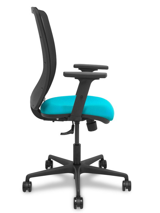 Silla de oficina Zulema con mecanismo Sincro tapizada con Tela color Turquesa y malla color Negro. Equipada con lumbar 1D, Brazos 2D y Ruedas 65mm nailon