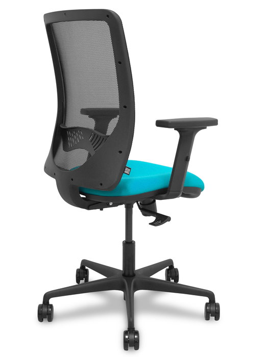 Silla de oficina Zulema con mecanismo Sincro tapizada con Tela color Turquesa y malla color Negro. Equipada con lumbar 1D, Brazos 2D y Ruedas 65mm nailon