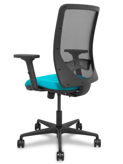 Silla de oficina Zulema con mecanismo Sincro tapizada con Tela color Turquesa y malla color Negro. Equipada con lumbar 1D, Brazos 2D y Ruedas 65mm nailon