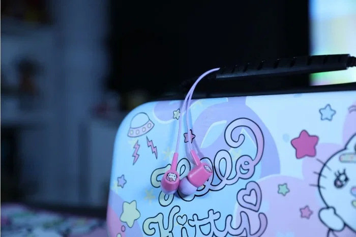 Konix Kit de Accesorios Nintendo Switch Hello Kitty con Protector Pantalla, Funda, Auriculares y Paño de Limpieza, Multicolor