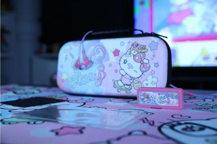 Konix Kit de Accesorios Nintendo Switch Hello Kitty con Protector Pantalla, Funda, Auriculares y Paño de Limpieza, Multicolor