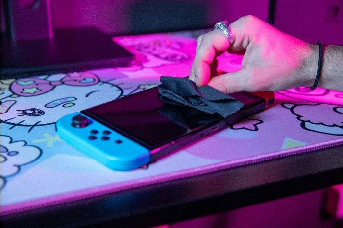 Konix Kit de Accesorios Nintendo Switch Hello Kitty con Protector Pantalla, Funda, Auriculares y Paño de Limpieza, Multicolor