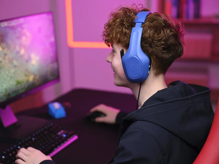 Trust Auriculares Gaming GXT 415B Zirox con Micrófono Plegable, 50 mm, Circumaural, Cable 2 m Jack 3.5 mm, Diadema Ajustable, Color Azul Brillante - Compatible con PC y Consolas