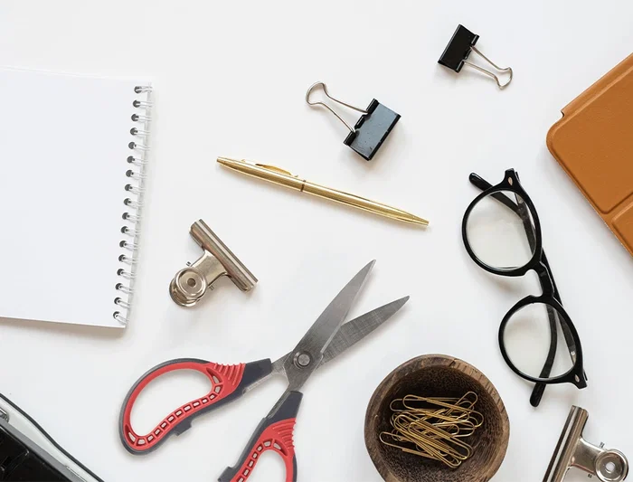 Liderpapel Tijera Titanio Hoja Curva 16.5 cm Durabilidad y Facilidad de Corte con Funda Protectora