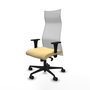 Sillón Albacete con mecanismo Sincro tapizada con Similpiel color Crema y malla color Blanco. Equipado con Base nailon negra, Brazos 1D y Ruedas 65mm nailon