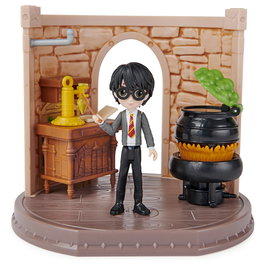 Spin Master Wizarding World Harry Potter Hogwarts Aula de Pociones, Set con Figura Exclusiva Harry Potter de 8 cm y 3 Accesorios - 6061847 - Juguete para Niños de 5 Años o Más