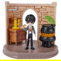 Spin Master Wizarding World Harry Potter Hogwarts Aula de Pociones, Set con Figura Exclusiva Harry Potter de 8 cm y 3 Accesorios - 6061847 - Juguete para Niños de 5 Años o Más