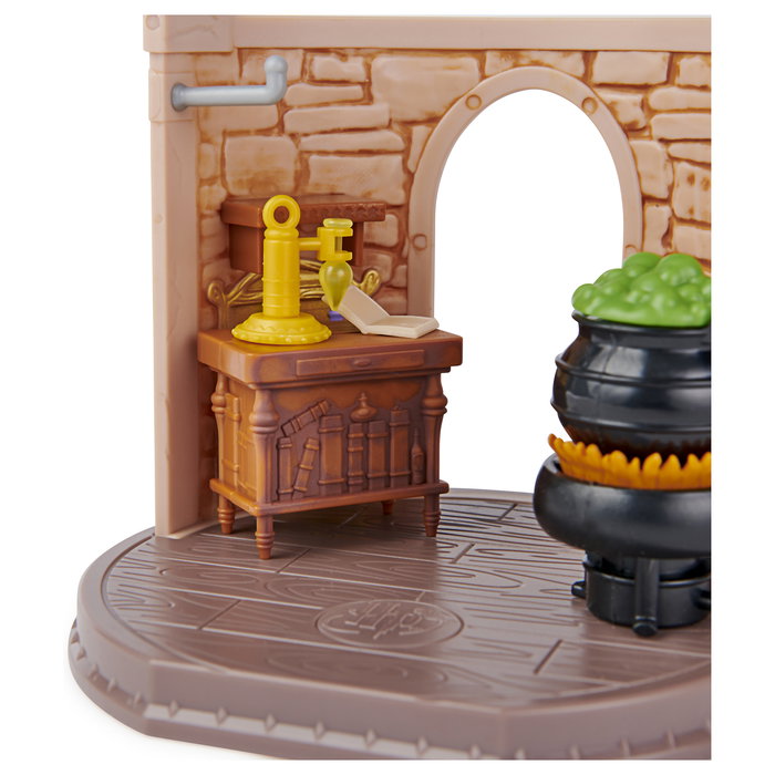 Spin Master Wizarding World Harry Potter Hogwarts Aula de Pociones, Set con Figura Exclusiva Harry Potter de 8 cm y 3 Accesorios - 6061847 - Juguete para Niños de 5 Años o Más