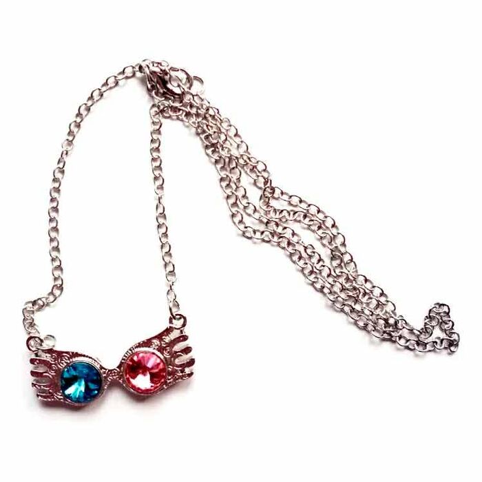 THE CARAT SHOP Colgante Gafas Luna Lovegood Harry Potter de aleación de zinc con cristales azules y rosas