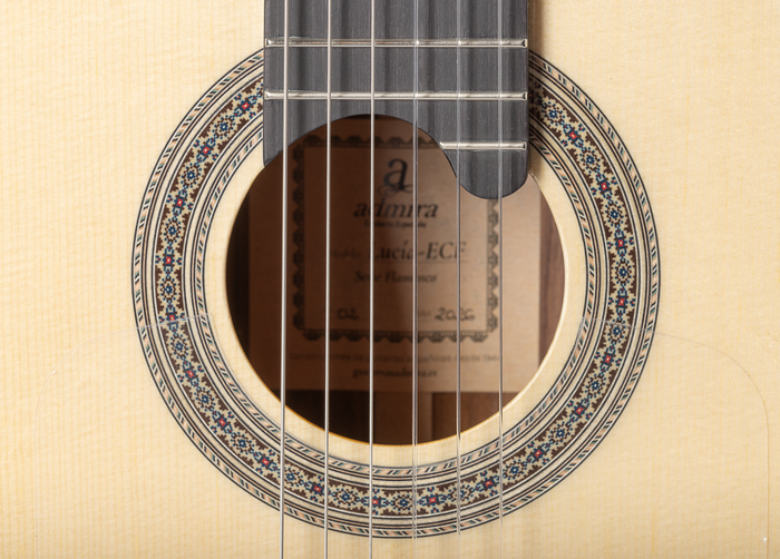 Guitarra Clásica Admira Lucia Serie Flamenco Cutaway Fishman