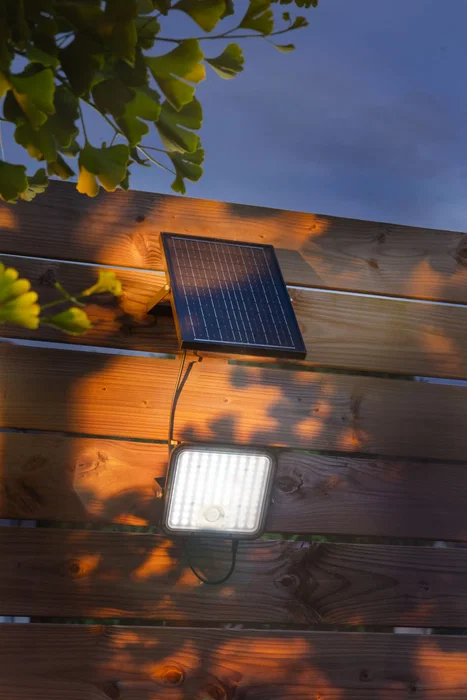 GALIX G2612 Proyector LED Solar, 2000 Lúmenes, con Detector de Movimiento y Mando a Distancia