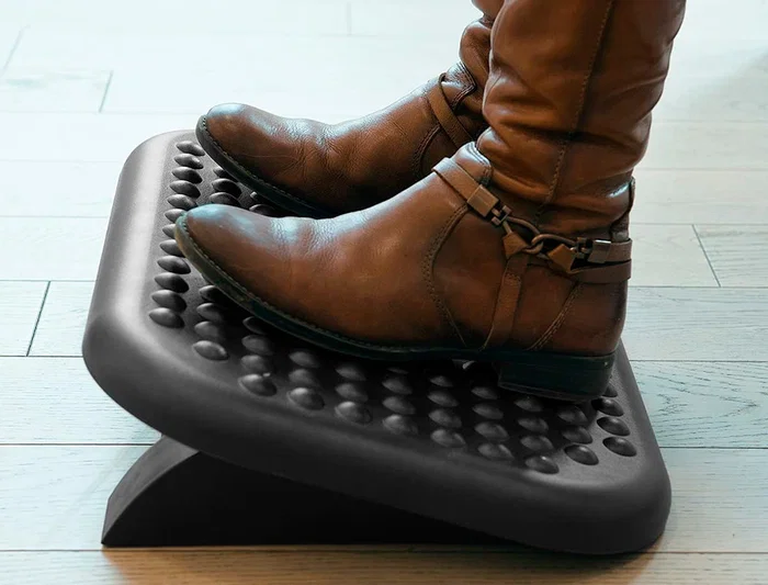 Q-connect Reposapiés de Plástico Ajustable en Altura con Superficie de Masaje y Ángulo Ajustable 448x90x325 mm