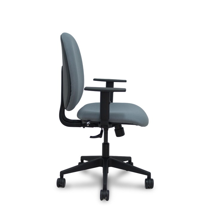 Silla de oficina Horche con mecanismo Sincro tapizada con Tela color Gris. Equipada con Base piramidal negra, Brazos 1D y Ruedas 65mm nailon