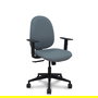 Silla de oficina Horche con mecanismo Sincro tapizada con Tela color Gris. Equipada con Base piramidal negra, Brazos 1D y Ruedas 65mm nailon