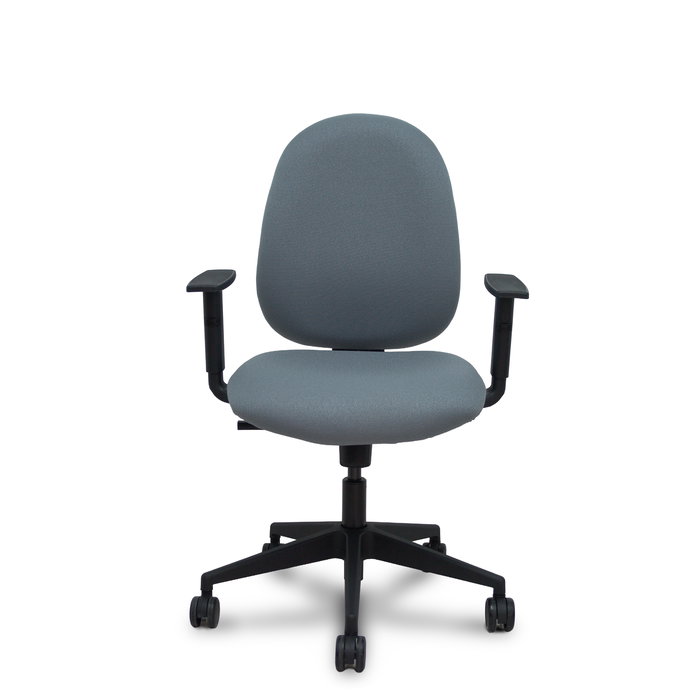 Silla de oficina Horche con mecanismo Sincro tapizada con Tela color Gris. Equipada con Base piramidal negra, Brazos 1D y Ruedas 65mm nailon