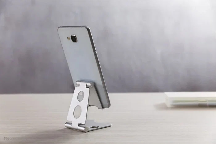 Neomounts DS10-150SL1 Soporte Plegable para Móvil/Smartphone hasta 4.7", Ajuste de Inclinación 270°, Plata - Soporte de Escritorio Pasivo con Almohadillas de Silicona