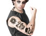 Tatuajes temporales blanco y negro con calaveras, flores y sombrero