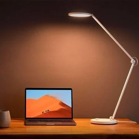 Xiaomi Mi Smart LED Desk Lamp Pro - Lámpara de Escritorio Inteligente con WiFi, APP, Control por Voz (Google, Alexa, Siri), 700lm, Ajuste 3 Ejes, Protección Ocular