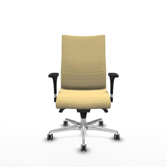 Silla Albacete confidente con mecanismo Sincro tapizada con Similpiel color Crema. Equipada con Base aluminio, Brazos 1D y Ruedas 65 mm parqué