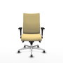 Silla Albacete confidente con mecanismo Sincro tapizada con Similpiel color Crema. Equipada con Base aluminio, Brazos 1D y Ruedas 65 mm parqué