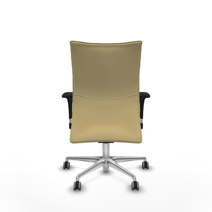 Silla Albacete confidente con mecanismo Sincro tapizada con Similpiel color Crema. Equipada con Base aluminio, Brazos 1D y Ruedas 65 mm parqué