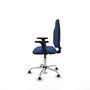 Silla de oficina Algarra con mecanismo Contacto permanente básico tapizada con Tela color Azul marino. Equipada con Base cromada, Brazos 2Dy Topes
