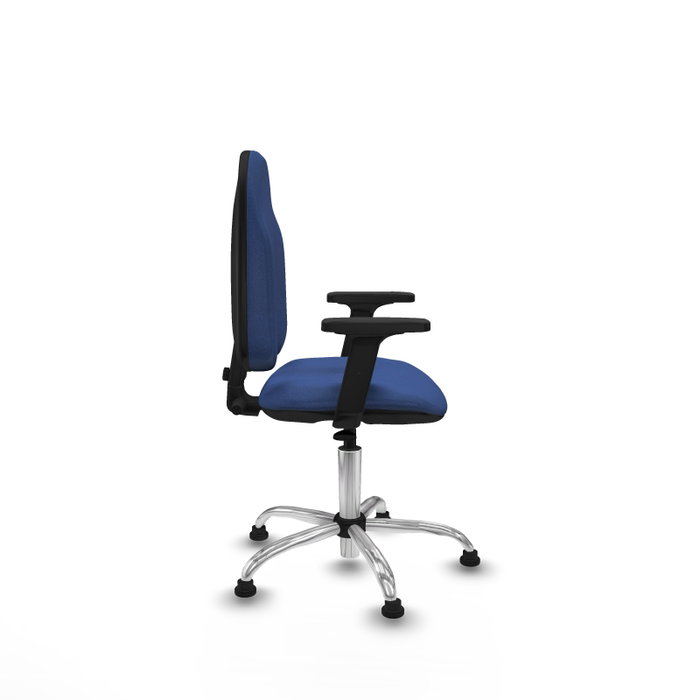Silla de oficina Algarra con mecanismo Contacto permanente básico tapizada con Tela color Azul marino. Equipada con Base cromada, Brazos 2Dy Topes
