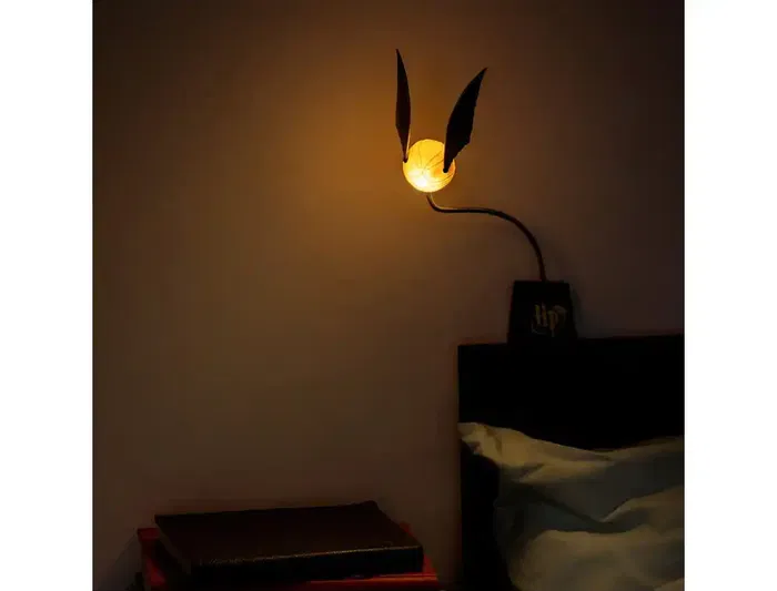 Wondee Lámpara Harry Potter Snitch Dorada con Clip para Lectura y Estudio, Luz Mágica para Fans del Mundo Mágico, Cable Flexible 20 cm, Medidas 145x1x80 mm