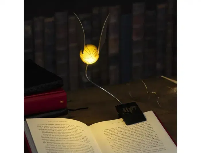 Wondee Lámpara Harry Potter Snitch Dorada con Clip para Lectura y Estudio, Luz Mágica para Fans del Mundo Mágico, Cable Flexible 20 cm, Medidas 145x1x80 mm