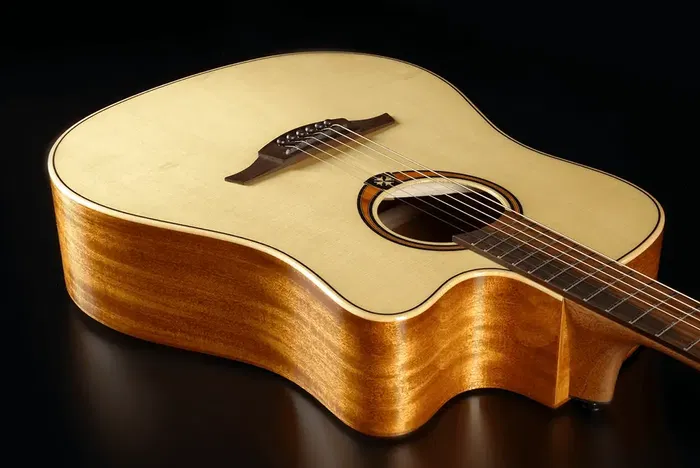 LAG Guitarra Acústica Dreadnought Cutaway A/E Tramontane 88 - Natural Abeto Engelmann Macizo Khaya Bronce Stage LAG LAG Guitarra Acústica Dreadnought Cutaway A/E Tramontane 88 - Natural Abeto Engelmann Macizo Khaya Bronce Stage LAG