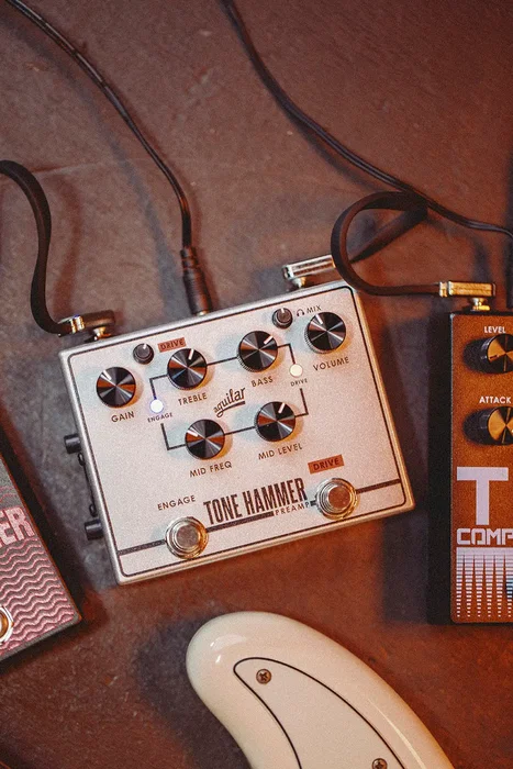 Aguilar Tone Hammer Preamplificador D.I. Compacto con Circuito TH y Salida de Auriculares Aguilar Tone Hammer Preamplificador D.I. Compacto con Circuito TH y Salida de Auriculares