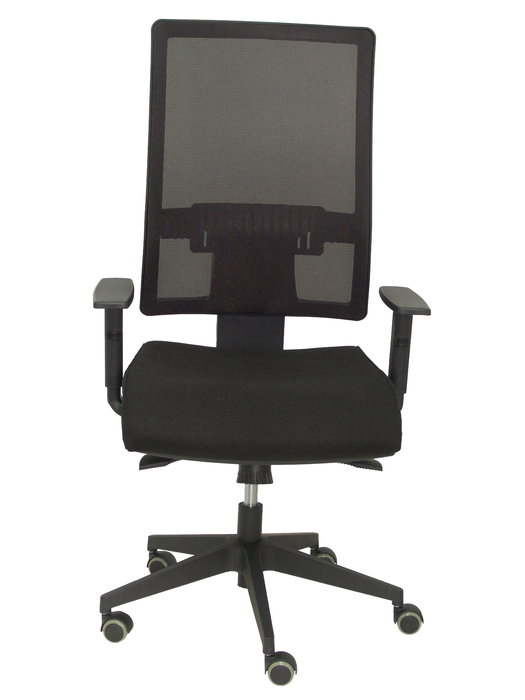 Silla de oficina Horna con mecanismo Sincro tapizada con Tela color Negro. Equipada con lumbar 1D, Brazos 1D y Ruedas de parqué
