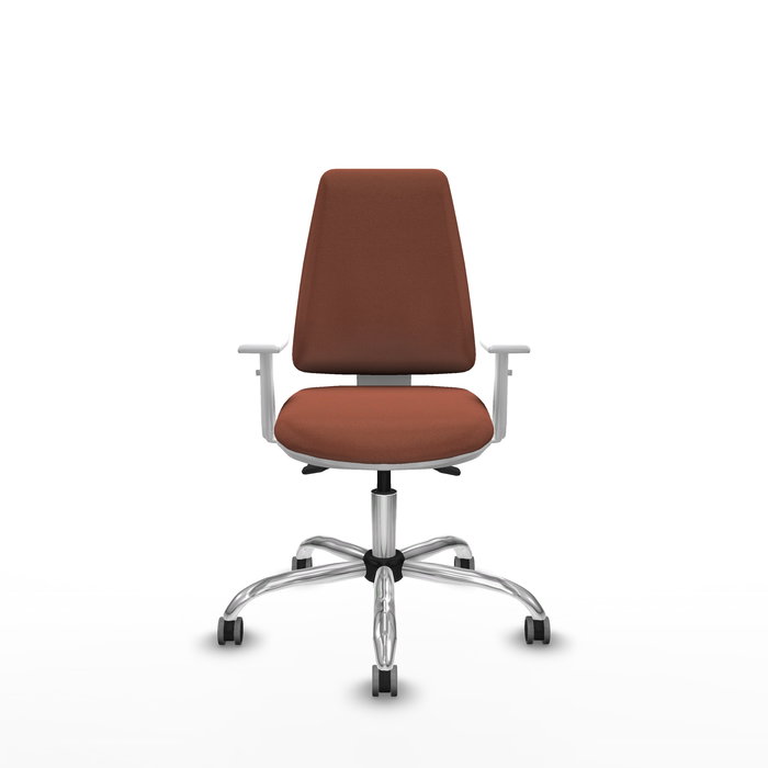 Silla de oficina Elche con mecanismo Asincro tapizada con Tela color Marrón. Equipada con Base cromada, Reposabrazos blancos y Ruedas 65 mm parqué
