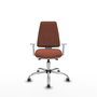 Silla de oficina Elche con mecanismo Asincro tapizada con Tela color Marrón. Equipada con Base cromada, Reposabrazos blancos y Ruedas 65 mm parqué
