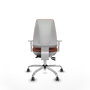 Silla de oficina Elche con mecanismo Asincro tapizada con Tela color Marrón. Equipada con Base cromada, Reposabrazos blancos y Ruedas 65 mm parqué