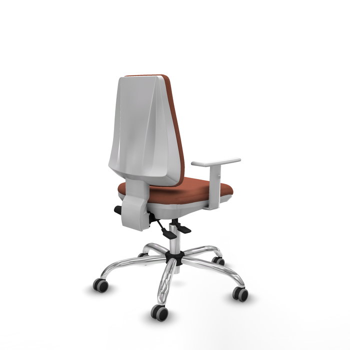 Silla de oficina Elche con mecanismo Asincro tapizada con Tela color Marrón. Equipada con Base cromada, Reposabrazos blancos y Ruedas 65 mm parqué