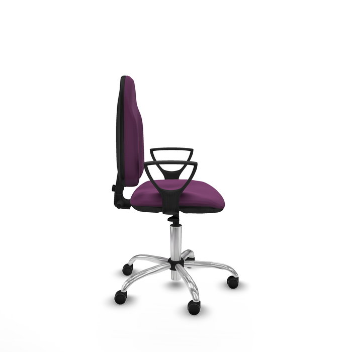 Silla de oficina Algarra con mecanismo Contacto permanente básico tapizada con Similpiel color Morado. Equipada con Base cromada, Brazos fijos y Ruedas de parqué