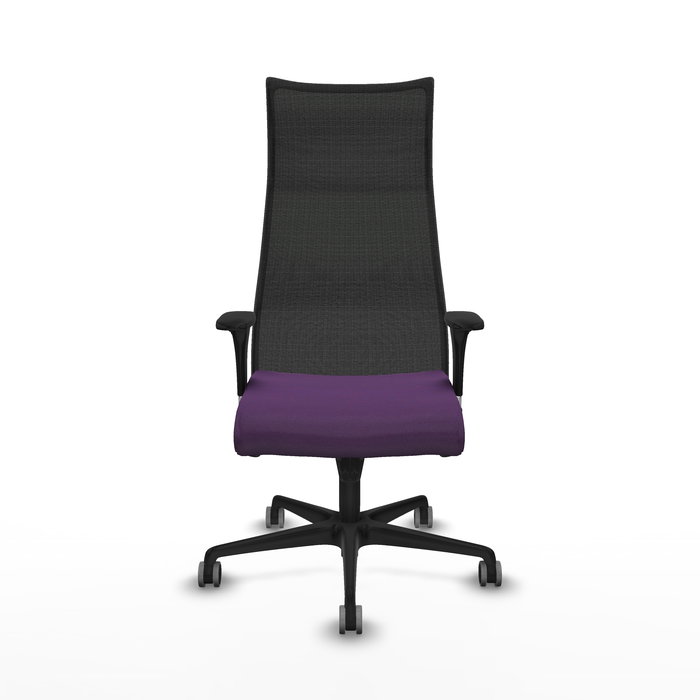 Sillón Albacete con mecanismo Sincro tapizada con Tela color Morado y malla color Negro. Equipado con Base nailon negra, Brazos 1D y Ruedas 65 mm parqué