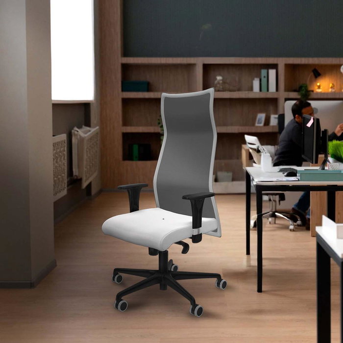 Sillón Albacete con mecanismo Sincro tapizada con Tela color Morado y malla color Negro. Equipado con Base nailon negra, Brazos 1D y Ruedas 65 mm parqué