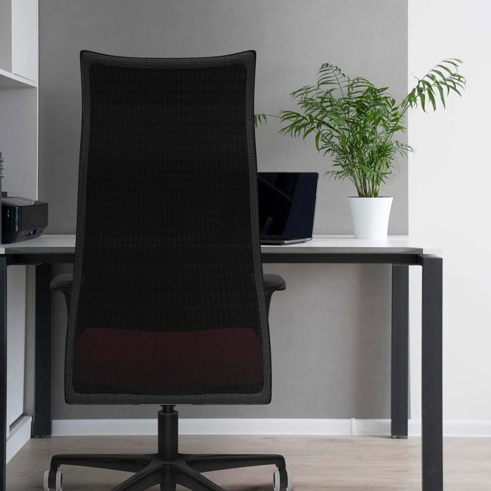 Sillón Albacete con mecanismo Sincro tapizada con Tela color Morado y malla color Negro. Equipado con Base nailon negra, Brazos 1D y Ruedas 65 mm parqué