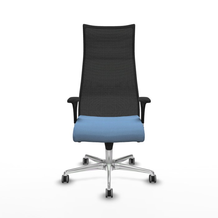 Sillón Albacete con mecanismo Sincro tapizada con Tela color Azul cielo y malla color Negro. Equipado con Base aluminio, Brazos 1D y Ruedas 65 mm parqué