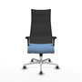 Sillón Albacete con mecanismo Sincro tapizada con Tela color Azul cielo y malla color Negro. Equipado con Base aluminio, Brazos 1D y Ruedas 65 mm parqué