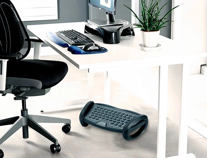Q-connect Reposapiés ergonómico con función de balanceo y efecto masaje, negro